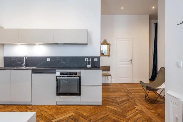 LYON 6 - PUVIS de CHAVANNES- Appartement de 203,59 m² - 5 chambres - balcon - 1 Cave