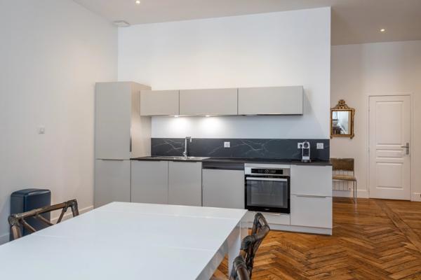 LYON 6 - PUVIS de CHAVANNES- Appartement de 203,59 m² - 5 chambres - balcon - 1 Cave