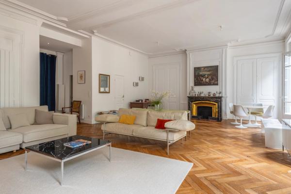 LYON 6 - PUVIS de CHAVANNES- Appartement de 203,59 m² - 5 chambres - balcon - 1 Cave