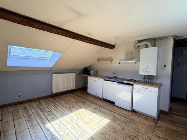 Appartement avec poutres apparentes – 2 chambres, tram à 150 m