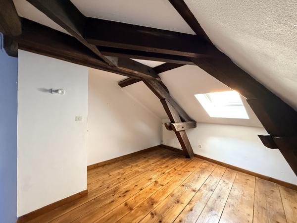 Appartement avec poutres apparentes – 2 chambres, tram à 150 m