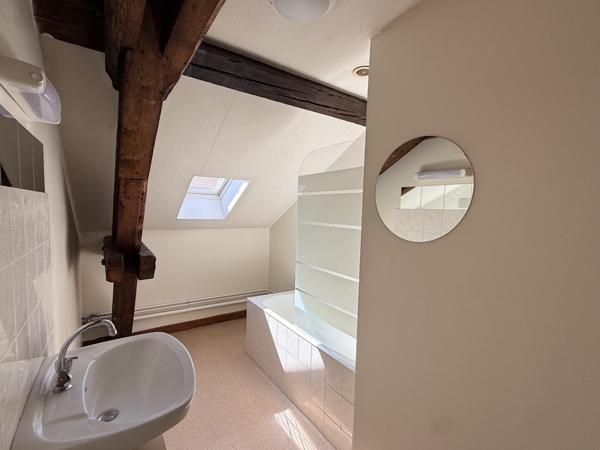 Appartement avec poutres apparentes – 2 chambres, tram à 150 m