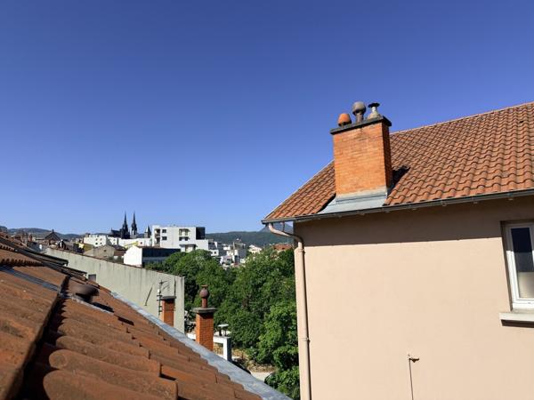 Appartement avec poutres apparentes – 2 chambres, tram à 150 m