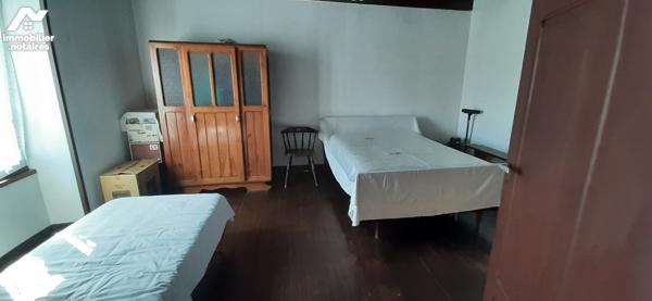 Maison de type Penty 
Rdc : cuis, ch, sde avec W.C.; Grenier
Dépendance et jardin