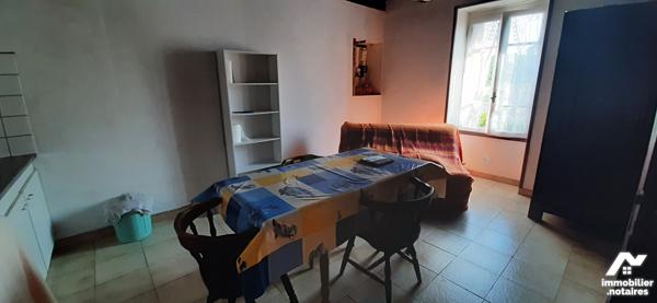 Maison de type Penty 
Rdc : cuis, ch, sde avec W.C.; Grenier
Dépendance et jardin