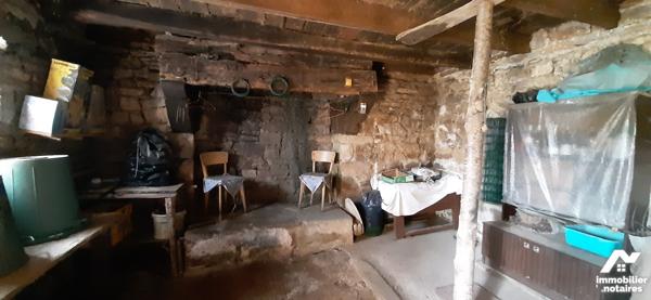 Maison de type Penty 
Rdc : cuis, ch, sde avec W.C.; Grenier
Dépendance et jardin