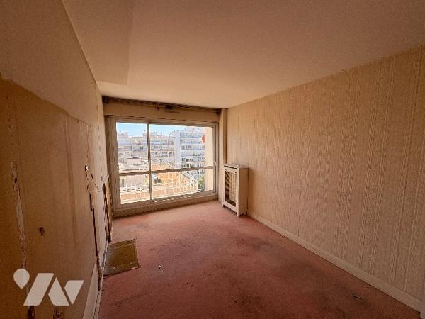T2/T3, 1 ch, salon/séjour (2e ch poss.), cuis, sdb, dressing. 8e asc, balcon 10m², cave, parking.