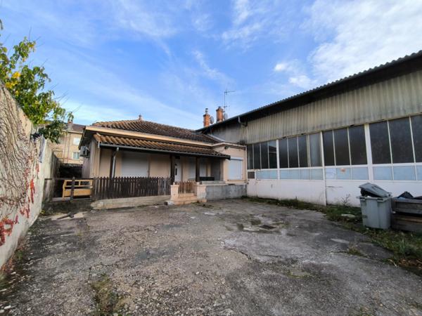 Givors Dépôt d'environ 400m² à réhabiliter avec Maison de 73m² -