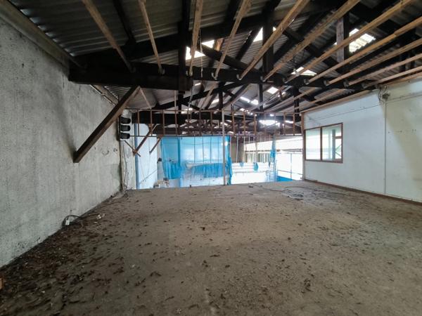 Givors Dépôt d'environ 400m² à réhabiliter avec Maison de 73m² -