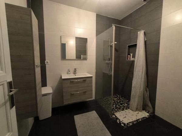 Givors Dépôt d'environ 400m² à réhabiliter avec Maison de 73m² -