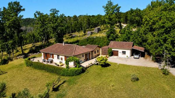 Maison contemporaine - Les eyzies Les Eyzies - Jolie maison de plain-pied avec 3 chambres, garage et jardin de 3400m².