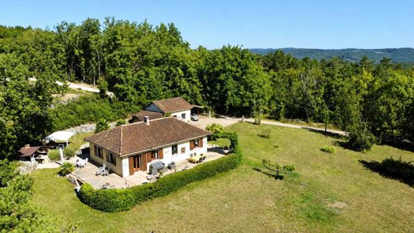 Maison contemporaine - Les eyzies Les Eyzies - Jolie maison de plain-pied avec 3 chambres, garage et jardin de 3400m².