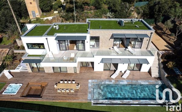 Maison 6 pièces de 270 m² à Roquebrune-sur-Argens (83380)