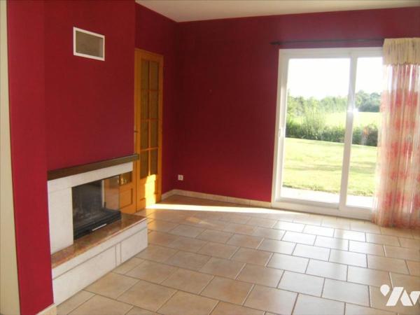 Belle maison  en sortie de village avec commerces.