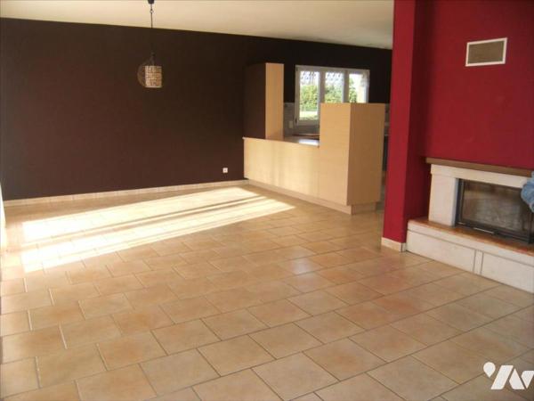 Belle maison  en sortie de village avec commerces.