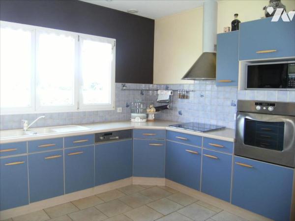 Belle maison  en sortie de village avec commerces.