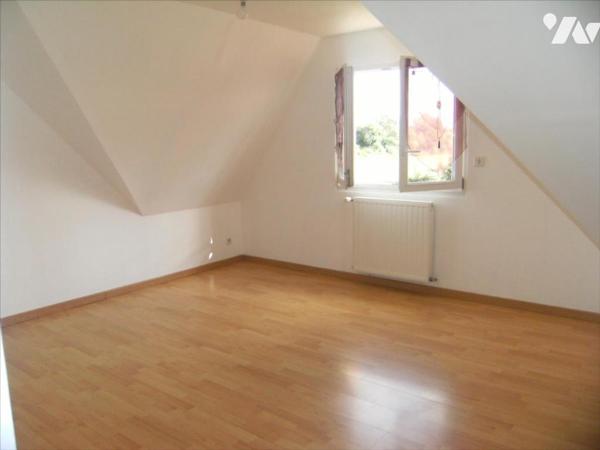 Belle maison  en sortie de village avec commerces.