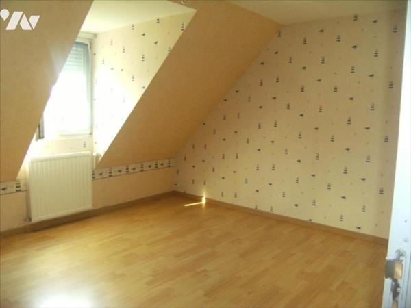 Belle maison  en sortie de village avec commerces.