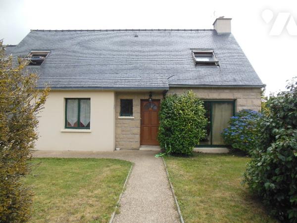 une maison construite en parpaings, couverte en ardoises