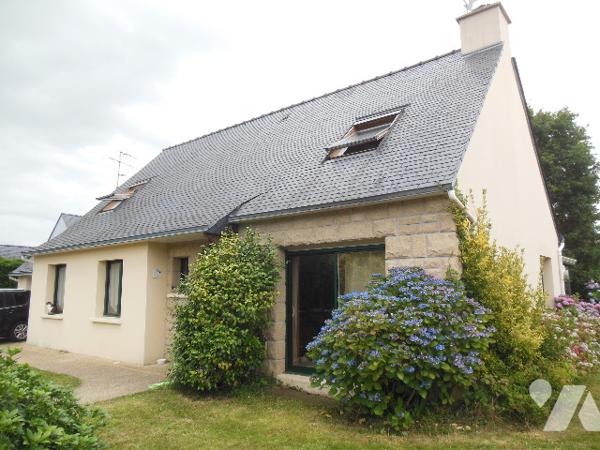 une maison construite en parpaings, couverte en ardoises