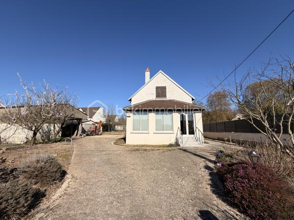 Venez visiter cette maison FAMILIALE d'environ 156m2 ( au sol) à RÉNOVER, située sur la commune de BERNAY-VILBERT. 

Elle se compose au rez de chaussée, d'une grande entrée, d'un séjour de plus de 30m2, d'une cuisine INDÉPENDANTE de 15m2 avec un accès à une VÉRANDA de 17m2, d'une chambre, d'un wc et d'une salle de bains.

A l'étage, vous découvrirez un couloir desservant 3 chambres SPACIEUSES ( de 13,50m2 à 23m2) et d'une salle d'eau avec wc. 

Le tout édifié sur un terrain clos de 1005m2, un GARAGE, une DÉPENDANCE et une CAVE viennent compléter ce bien.

Les + :

- Reprise toiture en 2019
- 3-4 stationnements
- Possibilité de diviser une partie du terrain

Cette maison n'attend plus que vous pour la remettre à votre goût selon vos besoins et vos envies !
