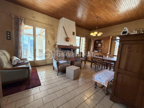 Venez visiter cette maison FAMILIALE d'environ 156m2 ( au sol) à RÉNOVER, située sur la commune de BERNAY-VILBERT. 

Elle se compose au rez de chaussée, d'une grande entrée, d'un séjour de plus de 30m2, d'une cuisine INDÉPENDANTE de 15m2 avec un accès à une VÉRANDA de 17m2, d'une chambre, d'un wc et d'une salle de bains.

A l'étage, vous découvrirez un couloir desservant 3 chambres SPACIEUSES ( de 13,50m2 à 23m2) et d'une salle d'eau avec wc. 

Le tout édifié sur un terrain clos de 1005m2, un GARAGE, une DÉPENDANCE et une CAVE viennent compléter ce bien.

Les + :

- Reprise toiture en 2019
- 3-4 stationnements
- Possibilité de diviser une partie du terrain

Cette maison n'attend plus que vous pour la remettre à votre goût selon vos besoins et vos envies !