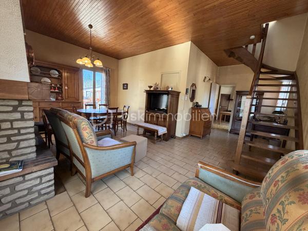 Venez visiter cette maison FAMILIALE d'environ 156m2 ( au sol) à RÉNOVER, située sur la commune de BERNAY-VILBERT. 

Elle se compose au rez de chaussée, d'une grande entrée, d'un séjour de plus de 30m2, d'une cuisine INDÉPENDANTE de 15m2 avec un accès à une VÉRANDA de 17m2, d'une chambre, d'un wc et d'une salle de bains.

A l'étage, vous découvrirez un couloir desservant 3 chambres SPACIEUSES ( de 13,50m2 à 23m2) et d'une salle d'eau avec wc. 

Le tout édifié sur un terrain clos de 1005m2, un GARAGE, une DÉPENDANCE et une CAVE viennent compléter ce bien.

Les + :

- Reprise toiture en 2019
- 3-4 stationnements
- Possibilité de diviser une partie du terrain

Cette maison n'attend plus que vous pour la remettre à votre goût selon vos besoins et vos envies !