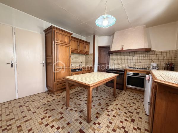 Venez visiter cette maison FAMILIALE d'environ 156m2 ( au sol) à RÉNOVER, située sur la commune de BERNAY-VILBERT. 

Elle se compose au rez de chaussée, d'une grande entrée, d'un séjour de plus de 30m2, d'une cuisine INDÉPENDANTE de 15m2 avec un accès à une VÉRANDA de 17m2, d'une chambre, d'un wc et d'une salle de bains.

A l'étage, vous découvrirez un couloir desservant 3 chambres SPACIEUSES ( de 13,50m2 à 23m2) et d'une salle d'eau avec wc. 

Le tout édifié sur un terrain clos de 1005m2, un GARAGE, une DÉPENDANCE et une CAVE viennent compléter ce bien.

Les + :

- Reprise toiture en 2019
- 3-4 stationnements
- Possibilité de diviser une partie du terrain

Cette maison n'attend plus que vous pour la remettre à votre goût selon vos besoins et vos envies !