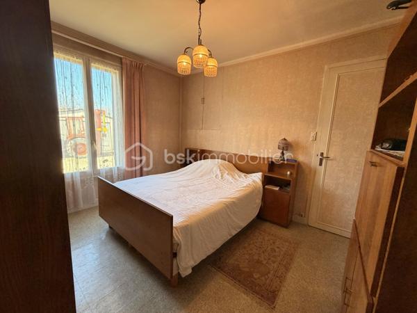 Venez visiter cette maison FAMILIALE d'environ 156m2 ( au sol) à RÉNOVER, située sur la commune de BERNAY-VILBERT. 

Elle se compose au rez de chaussée, d'une grande entrée, d'un séjour de plus de 30m2, d'une cuisine INDÉPENDANTE de 15m2 avec un accès à une VÉRANDA de 17m2, d'une chambre, d'un wc et d'une salle de bains.

A l'étage, vous découvrirez un couloir desservant 3 chambres SPACIEUSES ( de 13,50m2 à 23m2) et d'une salle d'eau avec wc. 

Le tout édifié sur un terrain clos de 1005m2, un GARAGE, une DÉPENDANCE et une CAVE viennent compléter ce bien.

Les + :

- Reprise toiture en 2019
- 3-4 stationnements
- Possibilité de diviser une partie du terrain

Cette maison n'attend plus que vous pour la remettre à votre goût selon vos besoins et vos envies !