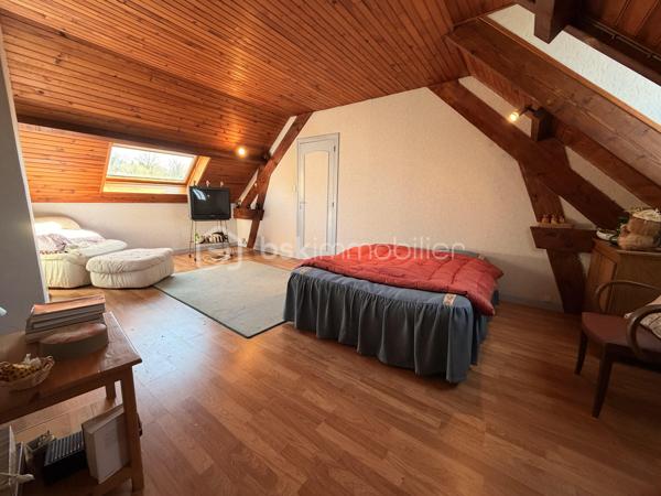 Venez visiter cette maison FAMILIALE d'environ 156m2 ( au sol) à RÉNOVER, située sur la commune de BERNAY-VILBERT. 

Elle se compose au rez de chaussée, d'une grande entrée, d'un séjour de plus de 30m2, d'une cuisine INDÉPENDANTE de 15m2 avec un accès à une VÉRANDA de 17m2, d'une chambre, d'un wc et d'une salle de bains.

A l'étage, vous découvrirez un couloir desservant 3 chambres SPACIEUSES ( de 13,50m2 à 23m2) et d'une salle d'eau avec wc. 

Le tout édifié sur un terrain clos de 1005m2, un GARAGE, une DÉPENDANCE et une CAVE viennent compléter ce bien.

Les + :

- Reprise toiture en 2019
- 3-4 stationnements
- Possibilité de diviser une partie du terrain

Cette maison n'attend plus que vous pour la remettre à votre goût selon vos besoins et vos envies !