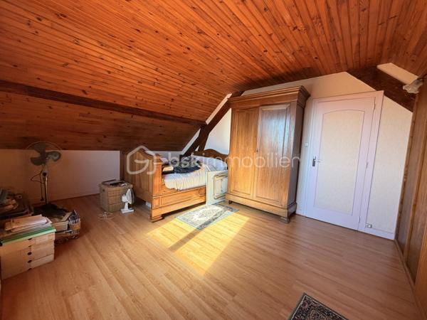 Venez visiter cette maison FAMILIALE d'environ 156m2 ( au sol) à RÉNOVER, située sur la commune de BERNAY-VILBERT. 

Elle se compose au rez de chaussée, d'une grande entrée, d'un séjour de plus de 30m2, d'une cuisine INDÉPENDANTE de 15m2 avec un accès à une VÉRANDA de 17m2, d'une chambre, d'un wc et d'une salle de bains.

A l'étage, vous découvrirez un couloir desservant 3 chambres SPACIEUSES ( de 13,50m2 à 23m2) et d'une salle d'eau avec wc. 

Le tout édifié sur un terrain clos de 1005m2, un GARAGE, une DÉPENDANCE et une CAVE viennent compléter ce bien.

Les + :

- Reprise toiture en 2019
- 3-4 stationnements
- Possibilité de diviser une partie du terrain

Cette maison n'attend plus que vous pour la remettre à votre goût selon vos besoins et vos envies !