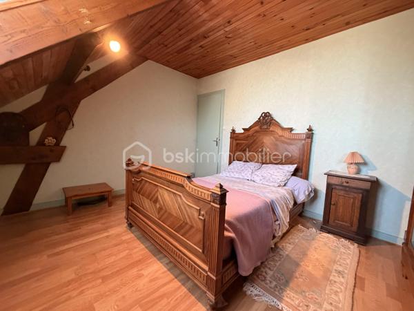 Venez visiter cette maison FAMILIALE d'environ 156m2 ( au sol) à RÉNOVER, située sur la commune de BERNAY-VILBERT. 

Elle se compose au rez de chaussée, d'une grande entrée, d'un séjour de plus de 30m2, d'une cuisine INDÉPENDANTE de 15m2 avec un accès à une VÉRANDA de 17m2, d'une chambre, d'un wc et d'une salle de bains.

A l'étage, vous découvrirez un couloir desservant 3 chambres SPACIEUSES ( de 13,50m2 à 23m2) et d'une salle d'eau avec wc. 

Le tout édifié sur un terrain clos de 1005m2, un GARAGE, une DÉPENDANCE et une CAVE viennent compléter ce bien.

Les + :

- Reprise toiture en 2019
- 3-4 stationnements
- Possibilité de diviser une partie du terrain

Cette maison n'attend plus que vous pour la remettre à votre goût selon vos besoins et vos envies !