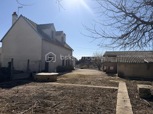 Venez visiter cette maison FAMILIALE d'environ 156m2 ( au sol) à RÉNOVER, située sur la commune de BERNAY-VILBERT. 

Elle se compose au rez de chaussée, d'une grande entrée, d'un séjour de plus de 30m2, d'une cuisine INDÉPENDANTE de 15m2 avec un accès à une VÉRANDA de 17m2, d'une chambre, d'un wc et d'une salle de bains.

A l'étage, vous découvrirez un couloir desservant 3 chambres SPACIEUSES ( de 13,50m2 à 23m2) et d'une salle d'eau avec wc. 

Le tout édifié sur un terrain clos de 1005m2, un GARAGE, une DÉPENDANCE et une CAVE viennent compléter ce bien.

Les + :

- Reprise toiture en 2019
- 3-4 stationnements
- Possibilité de diviser une partie du terrain

Cette maison n'attend plus que vous pour la remettre à votre goût selon vos besoins et vos envies !