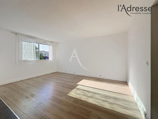 Appartement Suresnes T2 50m² Parking et Cave - 1 250 € CC