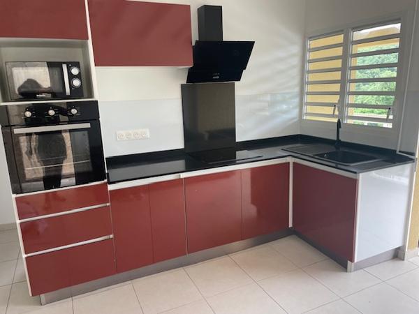 Aux Abymes, appartement avec terrasse à louer