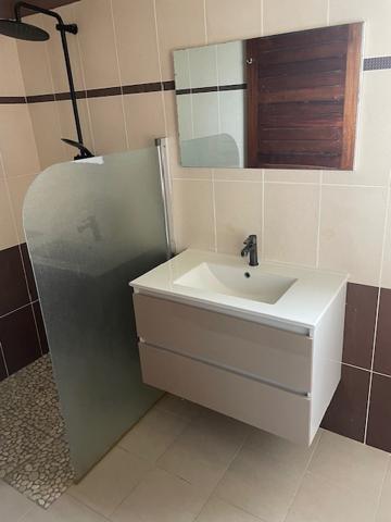 Aux Abymes, appartement avec terrasse à louer