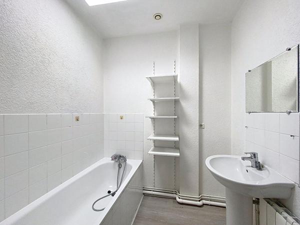 Appartement type 4, 59m2, 1 chambre et 1 bureau, centre de Meximieux