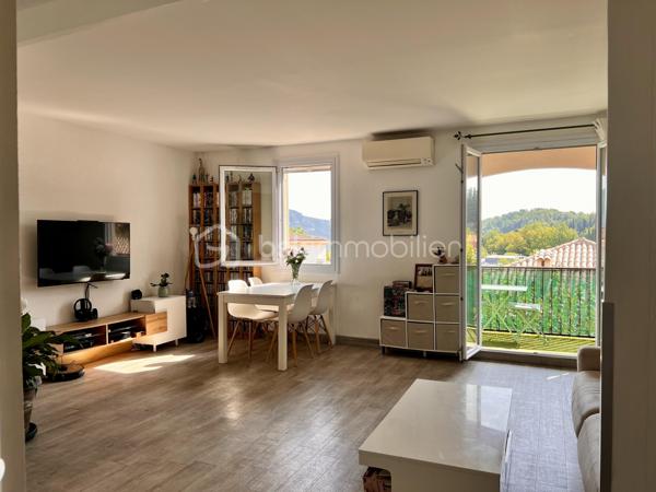 Ici, vous posez vos valises… et vous faites tout à pied.
EXCLUSIVITE Isabelle Duval

Au 2ème et dernier étage, cet appartement traversant de 66 m² offre un salon spacieux et lumineux, prolongé par un balcon exposé Est avec une vue dégagée. La Place des Pins concentre au pied de l’immeuble les commerces et services du quotidien : boulangerie, pharmacie, médecins et autres commerces de proximité.
L’espace de vie peut être séparé du côté nuit par une porte. Celui-ci comprend deux chambres climatisées, une salle de bains et un WC indépendant, tous deux rénovés il y a un an.
La cuisine a également été rénovée en 2025.  La climatisation équipe le salon et les deux chambres.
Sans vis-à-vis, au calme, lumineux et avec une vue campagne, tout en étant au cœur des commerces de proximité de la place des Pins, cet appartement bénéficie aussi de combles de rangement de 26m2 et d’une cave de 6,5 m².

Les atouts de votre futur bien :

•	Tous les commerces et services au pied de l’immeuble
•	Salon spacieux et lumineux
•	Cuisine rénovée en 2025
•	Deux chambres climatisées
•	Salle de bains et WC indépendant rénovés en 2025
•	Climatisation dans le salon et les deux chambres
•	Appartement traversant, pour la lumière et la ventilation naturelle
•	2ème et dernier étage
•	Sans vis-à-vis
•	Balcon exposé Est avec une vue dégagée
•	Au calme
•      Combles de rangement exploités de 26 m²
•      Cave de 6,5 m²
•      Plomberie neuve
•      DPE C / GES C

Un appartement à découvrir pour apprécier pleinement son calme, sa luminosité et sa vie tout à pied.
📞 Contactez-moi pour organiser une visite. Isabelle Duval 06 82 74 13 51