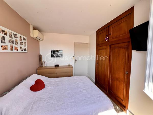 Ici, vous posez vos valises… et vous faites tout à pied.
EXCLUSIVITE Isabelle Duval

Au 2ème et dernier étage, cet appartement traversant de 66 m² offre un salon spacieux et lumineux, prolongé par un balcon exposé Est avec une vue dégagée. La Place des Pins concentre au pied de l’immeuble les commerces et services du quotidien : boulangerie, pharmacie, médecins et autres commerces de proximité.
L’espace de vie peut être séparé du côté nuit par une porte. Celui-ci comprend deux chambres climatisées, une salle de bains et un WC indépendant, tous deux rénovés il y a un an.
La cuisine a également été rénovée en 2025.  La climatisation équipe le salon et les deux chambres.
Sans vis-à-vis, au calme, lumineux et avec une vue campagne, tout en étant au cœur des commerces de proximité de la place des Pins, cet appartement bénéficie aussi de combles de rangement de 26m2 et d’une cave de 6,5 m².

Les atouts de votre futur bien :

•	Tous les commerces et services au pied de l’immeuble
•	Salon spacieux et lumineux
•	Cuisine rénovée en 2025
•	Deux chambres climatisées
•	Salle de bains et WC indépendant rénovés en 2025
•	Climatisation dans le salon et les deux chambres
•	Appartement traversant, pour la lumière et la ventilation naturelle
•	2ème et dernier étage
•	Sans vis-à-vis
•	Balcon exposé Est avec une vue dégagée
•	Au calme
•      Combles de rangement exploités de 26 m²
•      Cave de 6,5 m²
•      Plomberie neuve
•      DPE C / GES C

Un appartement à découvrir pour apprécier pleinement son calme, sa luminosité et sa vie tout à pied.
📞 Contactez-moi pour organiser une visite. Isabelle Duval 06 82 74 13 51