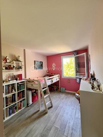 Ici, vous posez vos valises… et vous faites tout à pied.
EXCLUSIVITE Isabelle Duval

Au 2ème et dernier étage, cet appartement traversant de 66 m² offre un salon spacieux et lumineux, prolongé par un balcon exposé Est avec une vue dégagée. La Place des Pins concentre au pied de l’immeuble les commerces et services du quotidien : boulangerie, pharmacie, médecins et autres commerces de proximité.
L’espace de vie peut être séparé du côté nuit par une porte. Celui-ci comprend deux chambres climatisées, une salle de bains et un WC indépendant, tous deux rénovés il y a un an.
La cuisine a également été rénovée en 2025.  La climatisation équipe le salon et les deux chambres.
Sans vis-à-vis, au calme, lumineux et avec une vue campagne, tout en étant au cœur des commerces de proximité de la place des Pins, cet appartement bénéficie aussi de combles de rangement de 26m2 et d’une cave de 6,5 m².

Les atouts de votre futur bien :

•	Tous les commerces et services au pied de l’immeuble
•	Salon spacieux et lumineux
•	Cuisine rénovée en 2025
•	Deux chambres climatisées
•	Salle de bains et WC indépendant rénovés en 2025
•	Climatisation dans le salon et les deux chambres
•	Appartement traversant, pour la lumière et la ventilation naturelle
•	2ème et dernier étage
•	Sans vis-à-vis
•	Balcon exposé Est avec une vue dégagée
•	Au calme
•      Combles de rangement exploités de 26 m²
•      Cave de 6,5 m²
•      Plomberie neuve
•      DPE C / GES C

Un appartement à découvrir pour apprécier pleinement son calme, sa luminosité et sa vie tout à pied.
📞 Contactez-moi pour organiser une visite. Isabelle Duval 06 82 74 13 51