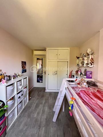 Ici, vous posez vos valises… et vous faites tout à pied.
EXCLUSIVITE Isabelle Duval

Au 2ème et dernier étage, cet appartement traversant de 66 m² offre un salon spacieux et lumineux, prolongé par un balcon exposé Est avec une vue dégagée. La Place des Pins concentre au pied de l’immeuble les commerces et services du quotidien : boulangerie, pharmacie, médecins et autres commerces de proximité.
L’espace de vie peut être séparé du côté nuit par une porte. Celui-ci comprend deux chambres climatisées, une salle de bains et un WC indépendant, tous deux rénovés il y a un an.
La cuisine a également été rénovée en 2025.  La climatisation équipe le salon et les deux chambres.
Sans vis-à-vis, au calme, lumineux et avec une vue campagne, tout en étant au cœur des commerces de proximité de la place des Pins, cet appartement bénéficie aussi de combles de rangement de 26m2 et d’une cave de 6,5 m².

Les atouts de votre futur bien :

•	Tous les commerces et services au pied de l’immeuble
•	Salon spacieux et lumineux
•	Cuisine rénovée en 2025
•	Deux chambres climatisées
•	Salle de bains et WC indépendant rénovés en 2025
•	Climatisation dans le salon et les deux chambres
•	Appartement traversant, pour la lumière et la ventilation naturelle
•	2ème et dernier étage
•	Sans vis-à-vis
•	Balcon exposé Est avec une vue dégagée
•	Au calme
•      Combles de rangement exploités de 26 m²
•      Cave de 6,5 m²
•      Plomberie neuve
•      DPE C / GES C

Un appartement à découvrir pour apprécier pleinement son calme, sa luminosité et sa vie tout à pied.
📞 Contactez-moi pour organiser une visite. Isabelle Duval 06 82 74 13 51