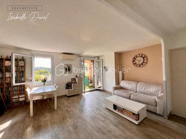 Ici, vous posez vos valises… et vous faites tout à pied.
EXCLUSIVITE Isabelle Duval

Au 2ème et dernier étage, cet appartement traversant de 66 m² offre un salon spacieux et lumineux, prolongé par un balcon exposé Est avec une vue dégagée. La Place des Pins concentre au pied de l’immeuble les commerces et services du quotidien : boulangerie, pharmacie, médecins et autres commerces de proximité.
L’espace de vie peut être séparé du côté nuit par une porte. Celui-ci comprend deux chambres climatisées, une salle de bains et un WC indépendant, tous deux rénovés il y a un an.
La cuisine a également été rénovée en 2025.  La climatisation équipe le salon et les deux chambres.
Sans vis-à-vis, au calme, lumineux et avec une vue campagne, tout en étant au cœur des commerces de proximité de la place des Pins, cet appartement bénéficie aussi de combles de rangement de 26m2 et d’une cave de 6,5 m².

Les atouts de votre futur bien :

•	Tous les commerces et services au pied de l’immeuble
•	Salon spacieux et lumineux
•	Cuisine rénovée en 2025
•	Deux chambres climatisées
•	Salle de bains et WC indépendant rénovés en 2025
•	Climatisation dans le salon et les deux chambres
•	Appartement traversant, pour la lumière et la ventilation naturelle
•	2ème et dernier étage
•	Sans vis-à-vis
•	Balcon exposé Est avec une vue dégagée
•	Au calme
•      Combles de rangement exploités de 26 m²
•      Cave de 6,5 m²
•      Plomberie neuve
•      DPE C / GES C

Un appartement à découvrir pour apprécier pleinement son calme, sa luminosité et sa vie tout à pied.
📞 Contactez-moi pour organiser une visite. Isabelle Duval 06 82 74 13 51