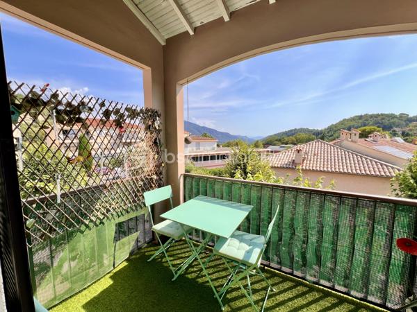 Ici, vous posez vos valises… et vous faites tout à pied.
EXCLUSIVITE Isabelle Duval

Au 2ème et dernier étage, cet appartement traversant de 66 m² offre un salon spacieux et lumineux, prolongé par un balcon exposé Est avec une vue dégagée. La Place des Pins concentre au pied de l’immeuble les commerces et services du quotidien : boulangerie, pharmacie, médecins et autres commerces de proximité.
L’espace de vie peut être séparé du côté nuit par une porte. Celui-ci comprend deux chambres climatisées, une salle de bains et un WC indépendant, tous deux rénovés il y a un an.
La cuisine a également été rénovée en 2025.  La climatisation équipe le salon et les deux chambres.
Sans vis-à-vis, au calme, lumineux et avec une vue campagne, tout en étant au cœur des commerces de proximité de la place des Pins, cet appartement bénéficie aussi de combles de rangement de 26m2 et d’une cave de 6,5 m².

Les atouts de votre futur bien :

•	Tous les commerces et services au pied de l’immeuble
•	Salon spacieux et lumineux
•	Cuisine rénovée en 2025
•	Deux chambres climatisées
•	Salle de bains et WC indépendant rénovés en 2025
•	Climatisation dans le salon et les deux chambres
•	Appartement traversant, pour la lumière et la ventilation naturelle
•	2ème et dernier étage
•	Sans vis-à-vis
•	Balcon exposé Est avec une vue dégagée
•	Au calme
•      Combles de rangement exploités de 26 m²
•      Cave de 6,5 m²
•      Plomberie neuve
•      DPE C / GES C

Un appartement à découvrir pour apprécier pleinement son calme, sa luminosité et sa vie tout à pied.
📞 Contactez-moi pour organiser une visite. Isabelle Duval 06 82 74 13 51