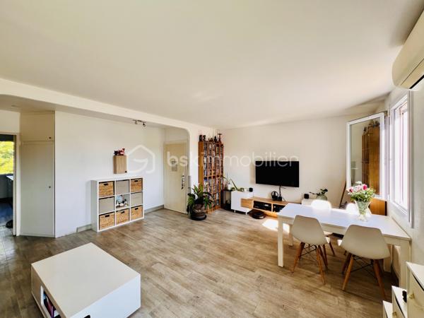 Ici, vous posez vos valises… et vous faites tout à pied.
EXCLUSIVITE Isabelle Duval

Au 2ème et dernier étage, cet appartement traversant de 66 m² offre un salon spacieux et lumineux, prolongé par un balcon exposé Est avec une vue dégagée. La Place des Pins concentre au pied de l’immeuble les commerces et services du quotidien : boulangerie, pharmacie, médecins et autres commerces de proximité.
L’espace de vie peut être séparé du côté nuit par une porte. Celui-ci comprend deux chambres climatisées, une salle de bains et un WC indépendant, tous deux rénovés il y a un an.
La cuisine a également été rénovée en 2025.  La climatisation équipe le salon et les deux chambres.
Sans vis-à-vis, au calme, lumineux et avec une vue campagne, tout en étant au cœur des commerces de proximité de la place des Pins, cet appartement bénéficie aussi de combles de rangement de 26m2 et d’une cave de 6,5 m².

Les atouts de votre futur bien :

•	Tous les commerces et services au pied de l’immeuble
•	Salon spacieux et lumineux
•	Cuisine rénovée en 2025
•	Deux chambres climatisées
•	Salle de bains et WC indépendant rénovés en 2025
•	Climatisation dans le salon et les deux chambres
•	Appartement traversant, pour la lumière et la ventilation naturelle
•	2ème et dernier étage
•	Sans vis-à-vis
•	Balcon exposé Est avec une vue dégagée
•	Au calme
•      Combles de rangement exploités de 26 m²
•      Cave de 6,5 m²
•      Plomberie neuve
•      DPE C / GES C

Un appartement à découvrir pour apprécier pleinement son calme, sa luminosité et sa vie tout à pied.
📞 Contactez-moi pour organiser une visite. Isabelle Duval 06 82 74 13 51