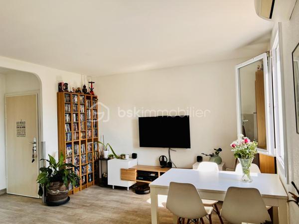 Ici, vous posez vos valises… et vous faites tout à pied.
EXCLUSIVITE Isabelle Duval

Au 2ème et dernier étage, cet appartement traversant de 66 m² offre un salon spacieux et lumineux, prolongé par un balcon exposé Est avec une vue dégagée. La Place des Pins concentre au pied de l’immeuble les commerces et services du quotidien : boulangerie, pharmacie, médecins et autres commerces de proximité.
L’espace de vie peut être séparé du côté nuit par une porte. Celui-ci comprend deux chambres climatisées, une salle de bains et un WC indépendant, tous deux rénovés il y a un an.
La cuisine a également été rénovée en 2025.  La climatisation équipe le salon et les deux chambres.
Sans vis-à-vis, au calme, lumineux et avec une vue campagne, tout en étant au cœur des commerces de proximité de la place des Pins, cet appartement bénéficie aussi de combles de rangement de 26m2 et d’une cave de 6,5 m².

Les atouts de votre futur bien :

•	Tous les commerces et services au pied de l’immeuble
•	Salon spacieux et lumineux
•	Cuisine rénovée en 2025
•	Deux chambres climatisées
•	Salle de bains et WC indépendant rénovés en 2025
•	Climatisation dans le salon et les deux chambres
•	Appartement traversant, pour la lumière et la ventilation naturelle
•	2ème et dernier étage
•	Sans vis-à-vis
•	Balcon exposé Est avec une vue dégagée
•	Au calme
•      Combles de rangement exploités de 26 m²
•      Cave de 6,5 m²
•      Plomberie neuve
•      DPE C / GES C

Un appartement à découvrir pour apprécier pleinement son calme, sa luminosité et sa vie tout à pied.
📞 Contactez-moi pour organiser une visite. Isabelle Duval 06 82 74 13 51