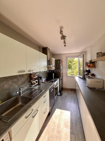 Ici, vous posez vos valises… et vous faites tout à pied.
EXCLUSIVITE Isabelle Duval

Au 2ème et dernier étage, cet appartement traversant de 66 m² offre un salon spacieux et lumineux, prolongé par un balcon exposé Est avec une vue dégagée. La Place des Pins concentre au pied de l’immeuble les commerces et services du quotidien : boulangerie, pharmacie, médecins et autres commerces de proximité.
L’espace de vie peut être séparé du côté nuit par une porte. Celui-ci comprend deux chambres climatisées, une salle de bains et un WC indépendant, tous deux rénovés il y a un an.
La cuisine a également été rénovée en 2025.  La climatisation équipe le salon et les deux chambres.
Sans vis-à-vis, au calme, lumineux et avec une vue campagne, tout en étant au cœur des commerces de proximité de la place des Pins, cet appartement bénéficie aussi de combles de rangement de 26m2 et d’une cave de 6,5 m².

Les atouts de votre futur bien :

•	Tous les commerces et services au pied de l’immeuble
•	Salon spacieux et lumineux
•	Cuisine rénovée en 2025
•	Deux chambres climatisées
•	Salle de bains et WC indépendant rénovés en 2025
•	Climatisation dans le salon et les deux chambres
•	Appartement traversant, pour la lumière et la ventilation naturelle
•	2ème et dernier étage
•	Sans vis-à-vis
•	Balcon exposé Est avec une vue dégagée
•	Au calme
•      Combles de rangement exploités de 26 m²
•      Cave de 6,5 m²
•      Plomberie neuve
•      DPE C / GES C

Un appartement à découvrir pour apprécier pleinement son calme, sa luminosité et sa vie tout à pied.
📞 Contactez-moi pour organiser une visite. Isabelle Duval 06 82 74 13 51