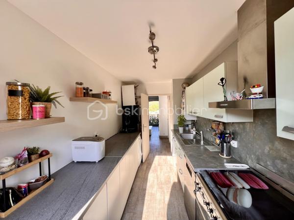Ici, vous posez vos valises… et vous faites tout à pied.
EXCLUSIVITE Isabelle Duval

Au 2ème et dernier étage, cet appartement traversant de 66 m² offre un salon spacieux et lumineux, prolongé par un balcon exposé Est avec une vue dégagée. La Place des Pins concentre au pied de l’immeuble les commerces et services du quotidien : boulangerie, pharmacie, médecins et autres commerces de proximité.
L’espace de vie peut être séparé du côté nuit par une porte. Celui-ci comprend deux chambres climatisées, une salle de bains et un WC indépendant, tous deux rénovés il y a un an.
La cuisine a également été rénovée en 2025.  La climatisation équipe le salon et les deux chambres.
Sans vis-à-vis, au calme, lumineux et avec une vue campagne, tout en étant au cœur des commerces de proximité de la place des Pins, cet appartement bénéficie aussi de combles de rangement de 26m2 et d’une cave de 6,5 m².

Les atouts de votre futur bien :

•	Tous les commerces et services au pied de l’immeuble
•	Salon spacieux et lumineux
•	Cuisine rénovée en 2025
•	Deux chambres climatisées
•	Salle de bains et WC indépendant rénovés en 2025
•	Climatisation dans le salon et les deux chambres
•	Appartement traversant, pour la lumière et la ventilation naturelle
•	2ème et dernier étage
•	Sans vis-à-vis
•	Balcon exposé Est avec une vue dégagée
•	Au calme
•      Combles de rangement exploités de 26 m²
•      Cave de 6,5 m²
•      Plomberie neuve
•      DPE C / GES C

Un appartement à découvrir pour apprécier pleinement son calme, sa luminosité et sa vie tout à pied.
📞 Contactez-moi pour organiser une visite. Isabelle Duval 06 82 74 13 51