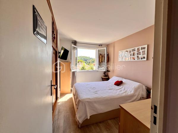 Ici, vous posez vos valises… et vous faites tout à pied.
EXCLUSIVITE Isabelle Duval

Au 2ème et dernier étage, cet appartement traversant de 66 m² offre un salon spacieux et lumineux, prolongé par un balcon exposé Est avec une vue dégagée. La Place des Pins concentre au pied de l’immeuble les commerces et services du quotidien : boulangerie, pharmacie, médecins et autres commerces de proximité.
L’espace de vie peut être séparé du côté nuit par une porte. Celui-ci comprend deux chambres climatisées, une salle de bains et un WC indépendant, tous deux rénovés il y a un an.
La cuisine a également été rénovée en 2025.  La climatisation équipe le salon et les deux chambres.
Sans vis-à-vis, au calme, lumineux et avec une vue campagne, tout en étant au cœur des commerces de proximité de la place des Pins, cet appartement bénéficie aussi de combles de rangement de 26m2 et d’une cave de 6,5 m².

Les atouts de votre futur bien :

•	Tous les commerces et services au pied de l’immeuble
•	Salon spacieux et lumineux
•	Cuisine rénovée en 2025
•	Deux chambres climatisées
•	Salle de bains et WC indépendant rénovés en 2025
•	Climatisation dans le salon et les deux chambres
•	Appartement traversant, pour la lumière et la ventilation naturelle
•	2ème et dernier étage
•	Sans vis-à-vis
•	Balcon exposé Est avec une vue dégagée
•	Au calme
•      Combles de rangement exploités de 26 m²
•      Cave de 6,5 m²
•      Plomberie neuve
•      DPE C / GES C

Un appartement à découvrir pour apprécier pleinement son calme, sa luminosité et sa vie tout à pied.
📞 Contactez-moi pour organiser une visite. Isabelle Duval 06 82 74 13 51