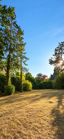 Dans un environnement calme et à deux pas des commodités, venez découvrir cette belle parcelle de 675 m², rare sur le secteur.

Un projet "clé en main" : le permis de construire est déjà accordé et en cours de validité pour une superbe maison individuelle d'une surface totale d'environ 184 m² (comprenant un grand garage traversant et de beaux volumes à agencer selon vos goûts). Votre rêve devient réalité beaucoup plus vite !

🌳 Le cadre : En première position dans une rue calme, proche des écoles, des commerces et des axes routiers.
🏡 La liberté : Pas de constructeur imposé, c'est vous qui le choisissez et façonnez une maison qui vous ressemble.
📐 L'espace : une surface rare de 675 m², les réseaux sur la rue, parfaits pour un grand jardin ensoleillé et un grand garage.

Une opportunité rare sur le secteur.
Contactez-moi dès maintenant pour visiter le terrain, consulter le dossier (plans, permis) et vous projeter dans ce magnifique projet !