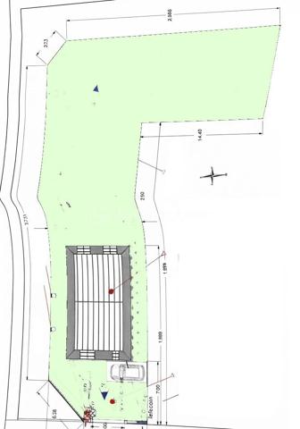 Dans un environnement calme et à deux pas des commodités, venez découvrir cette belle parcelle de 675 m², rare sur le secteur.

Un projet "clé en main" : le permis de construire est déjà accordé et en cours de validité pour une superbe maison individuelle d'une surface totale d'environ 184 m² (comprenant un grand garage traversant et de beaux volumes à agencer selon vos goûts). Votre rêve devient réalité beaucoup plus vite !

🌳 Le cadre : En première position dans une rue calme, proche des écoles, des commerces et des axes routiers.
🏡 La liberté : Pas de constructeur imposé, c'est vous qui le choisissez et façonnez une maison qui vous ressemble.
📐 L'espace : une surface rare de 675 m², les réseaux sur la rue, parfaits pour un grand jardin ensoleillé et un grand garage.

Une opportunité rare sur le secteur.
Contactez-moi dès maintenant pour visiter le terrain, consulter le dossier (plans, permis) et vous projeter dans ce magnifique projet !